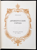 V. Kostochkin: Old Russian towns. Moszkva, 1972, Iskusstvo. Kiadói egészvászon kötés, tékában, jó állapotban.