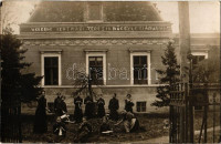 Debrecen, Veresné Szatmári (Szathmáry) Terézia Nőegyleti árvaház, kézimunkázó lányok a kertben. photo