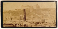 Budapest. A királyi vár a Várkert Bazárral Pestről nézve előtérben a Neptun lapátkerekes gőzhajó. 1890 körül.