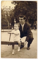 KOCSIS Sándor (1929-1979) magyar válogatott labdarúgó fotója kisfiával, hátlapján tintával írt autográf levele szüleinek, „Drága Anyuka és Apuka” megszólítással.
