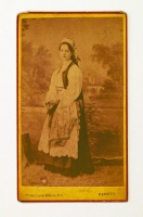 [VERESS Ferenc (1832-1916) műtermi felvétele: Gróf Teleki Gézáné szász népviseletbe öltözött fényképe.]