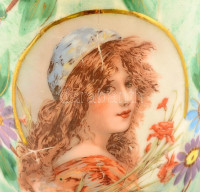 cca 1910 Fújt tejüveg váza, részben kézzel festett, kis karcolásokkal, csorba és jelzés nélkül, m: 32,5 cm
