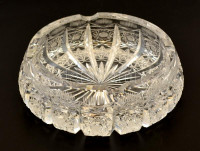 Ólomkristály hamutartó, metszett, kis hibákkal, d: 13 cm, m: 4,5 cm