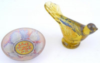Fújt madár figura, több rétegű, jelzés nélkül, m: 9 cm, matricás tálka, hibátlan, d: 10,5 cm