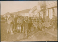 1916 Bolgár katonák egy macedón városban. Jelzett sajtófotó / Bulgarian soldiers in a Macedonian city. 11x15 cm