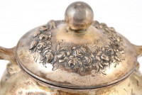 Antik ezüst cukordobozka rózsás díszítéssel  Ausztria 1824. Jelzett. JB mesterjeggyel / Antique silver sugar box hallmarked. 234 g 10,5 cm
