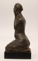 Gerő Gyula (1910 - 1997?): Térdeplő akt, festett agyag, 32 x 17 cm