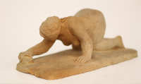 Futó Ferenc (1896 - 1972): Súroló fiatalassszony, terrakotta, 9,5 x 22 x 9,5 cm