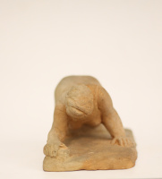 Futó Ferenc (1896 - 1972): Súroló fiatalassszony, terrakotta, 9,5 x 22 x 9,5 cm