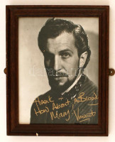 Vincent Price, Jr. (1911-1993) amerikai színész saját kezű aláírása egy a művészt ábrázoló fotón, üvegezett keretben, 25x20cm