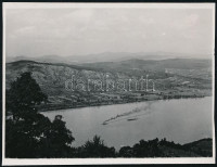 cca 1934 Kinszki Imre (1901-1945) budapesti fotóművész jelzés nélküli vintage fotója, az általa összeállított gyűjtőalbumból kiemelve (Uszályt vontató gőzhajó a Dunakanyarban), 6,3x8,1 cm
