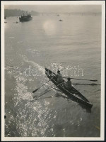 1931 október, Kinszki Imre (1901-1945) budapesti fotóművész aláírt, vintage fotója (Őszi reggel a Dunán), 8,3x6,2 cm