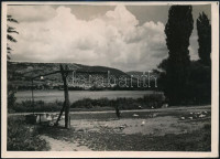 cca 1934 Kinszki Imre (1901-1945) budapesti fotóművész pecséttel jelzett, vintage fotóművészeti alkotása (Gémeskút), 13x18 cm