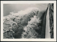 cca 1933 Kinszki Imre (1901-1945) budapesti fotóművész jelzés nélküli vintage fotója, az általa összeállított gyűjtőalbumból kiemelve (Hullám), 4,5x6,1 cm