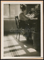 cca 1935 Kinszki Imre (1901-1945) budapesti fotóművész jelzés nélküli vintage fotója, az általa összeállított gyűjtőalbumból kiemelve (Irodában), 5,8x4,2 cm