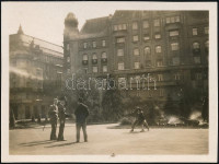 cca 1931 Kinszki Imre (1901-1945) budapesti fotóművész jelzés nélküli vintage fotója, az általa összeállított gyűjtőalbumból kiemelve (A fotográfus akciózik), 4,4x5,8 cm