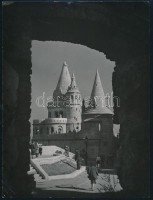 Rév Miklós (1906-1998): Halászbástya, feliratozott fotó, sarkain törésnyom, 24×18 cm