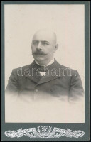 1907 Kósa Sándor dicsőszentmártoni iskolaigazgató 25 éves jubileuma alkalmával Puskás Gergely dicsőszentmártoni római katolikus plébános és főesperes részére hátoldalon dedikált fényképe, 16,5×10,5 cm