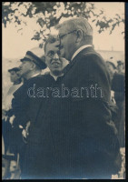 1938 dr. Etter Jenő (1897-1973) esztergomi főügyész, későbbi polgármester és gróf Almásy József  a Királyi Várban a kormányzóra várva, hátoldalon feliratozott fotó, 11×8 cm