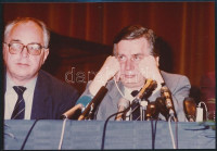 cca 1992  Antall József miniszterelnök és O'sváth György  konzervatív politikus, a miniszterelnök személyes tanácsadója nemzetközi találkozón. Eredeti meg nem jelent fotó 18x13 cm