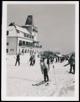 cca 1938 Budapest, síelők a Normafa környékén, a fogaskerekű végállomása, 12 db fotó, 4,5×6 cm