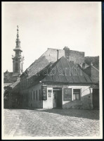 cca 1930 Budapest, a Tabánban a Görög utca 7. szám alatti Mély Pince Vendéglő (alapítva: 1549) fotója, hátoldalon feliratozva, 11×8 cm