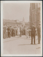 1932 Budapest, az erzsébetvárosi templom előtti Szent Erzsébet-szobor felszentelése, hátoldalon feliratozott fotó, 12×9 cm