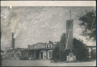 Kammer Testvérek Textilipar R.T. pamutszövő, kikészítő és festő gyártelepe (Budapest X. Gyömrői út 90-94.), Diskay pecséttel jelzett fotója, felületén törésnyomok, sérülés, 16×23 cm