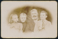 cca 1900 Családi fotó, Jandly-Döbrentey Sándor amatőr felvétele, 6×9 cm