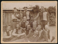 1904 Arad, Füleslabda szövetség országos bajnokságának győztes csapata. Hátoldalt feliratozott fotó. 12x9 cm A századfordulón a legnépszerűbb csapatjáték a füleslabdázás volt. Száz évvel ezelőtt fektették le a szabályait,