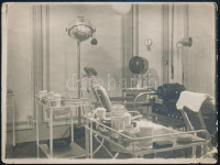 1932 Bp., Kozmetikai labor egy részlete, hátoldalon feliratozott fotó, felületén törésnyomok, 9×12 cm