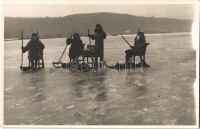 Balaton, fakutyázó hölgyek a befagyott tó jegén télen. photo