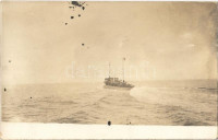 SMS Csepel osztrák-magyar Tátra osztályú rombolója útban Brindisi felé, repülő kíséret / K.u.K. Kriegsmarine Zerstörer SMS Csepel / WWI Austro-Hungarian Navy Tatra-class destroyer SMS Csepel with flying escort. photo