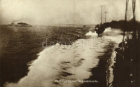 Verfolgung der Torpedoboote. K.u.K. Kriegsmarine / Austro-Hungarian Navy torpedo boat / Osztrák-magyar haditengerészet torpedónaszádja üldöz egy ellenséges hajót. R. Martinovich