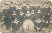 1916 SMS Alpha Osztrák-Magyar Monarchia torpedókiképző hajó matrózai / K.u.K. Kriegsmarine / WWI Austro-Hungarian Navy SMS Alpha mariners group photo + 'K.u.K. Kriegsmarine SMS Alpha' (Rb)