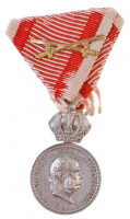 1911. 'Ezüst Katonai Érdemérem a karonai érdemkereszt szalagján kardokkal' jelzett Ag kitüntetés, mellszalaggal (32mm) T:2Hungary 1911. 'Silver Military Merit Medal on a war ribbon with swords' hallmarked Ag decoration with ribbon (32mm)