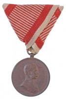 1914. 'Ferenc József Bronz Vitézségi Érem' Br kitüntetés mellszalaggal. Szign.: Tautenhayn T:1-,2Hungary 1914. 'Bronze Gallantry Medal' Br medal with original ribbon. Sign: Tautenhayn C:AU,XFNMK 137.