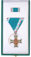 1992. 'Honvédelemért Kitüntető Cím III. osztálya' zománcozott ezüstözött fém kitüntetés mellszalagon, szalagsávval eredeti dísztokban T:1-Hungary 1992. 'Title of Merit 'For Defence', 3rd Grade' enamelled silvered decoration with
