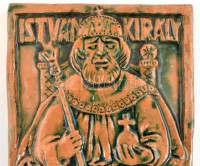 Varga Mátyás (1910-2002): István király 970-1970. Mázas kerámia plakett, jelzett, kopásnyomokkal, 30x14,5 cm