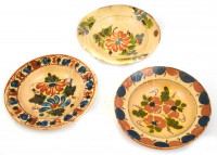 XIX. sz. 3 db tányér. Mázas cserép, kézzel festett, kisebb hibákkal. d:21 cm