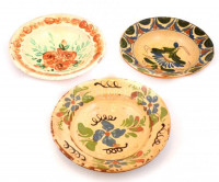 XIX. sz. 3 db tányér. Mázas cserép, kézzel festett, kisebb hibákkal. d:21 cm
