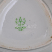 Régebbi butykos, mázas kerámia, figurális pásztor formájú, sapkája egyben levehető teteje, kézzel festett, jelzés nélkül, teteje kisebb sérüléssel az alsó peremén, m: 14 cm + Hollóházi virág mintás porcelán cukortartó