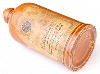cca 1900-1910 Kerámia röviditalos flaska dugóval, Grande Distillerie, E. Lichnitz & Co., Troppau, Ausztria (ma Opava, Csehország) feliratú, Monarchia címerével díszített, hiányos, kopott címkével, formaszámmal jelzett, apró