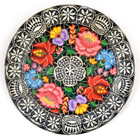 Kerámia falitál, kézzel festett, népies motívumokkal, jelzés nélkül, enyhén kopott, d: 24,5 cm