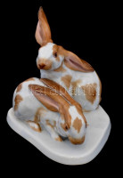 Herendi porcelán vadnyúl pár, kézzel festett, jelzett az alán, Vastagh Éva (1900-1942) szobrászművész terve, jelzett a talpán, fülénél sérült, m: 13 cm, h: 13 cm
