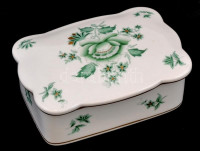 Herendi virág mintás bonbonnier. Kézzel festett, jelzett, hibátlan. 13x10x6 cm.