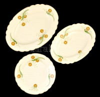 cca 1900 3 db tál, részben kézzel festett, jelzés nélkül, kopás nyomokkal, egyiken máz feletti hajszál repedéssel,  d:28 cm, 36×25 és 42×29 cm