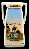 'Mátyás király-szobor - Kolozsvár' díszítésű, jelzetlen porcelán vázácska, matricás és kézzel festett, kopott aranyozással, repedezett, csorbákkal m: 9 cm