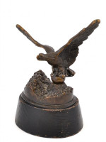 Jelzés nélkül: Bronz turul madár fa talapzaton.  24 cm