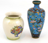 2 db virágmintás váza: 1 db Drasche porcelán, matricás, apró máz hibákkal, jelzett, m: 10 cm. 1 db fém, zománcozott, sérült, jelzés nélkül, 15,5 cm.